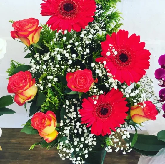 Arranjo de gérberas e rosas